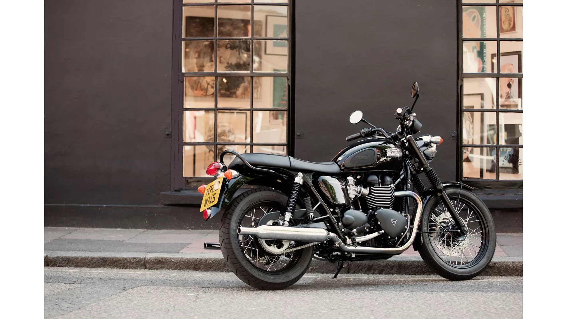 Triumph Bonneville T100 Black - Image 2 Triumph Bonneville T100 Black - Image 2