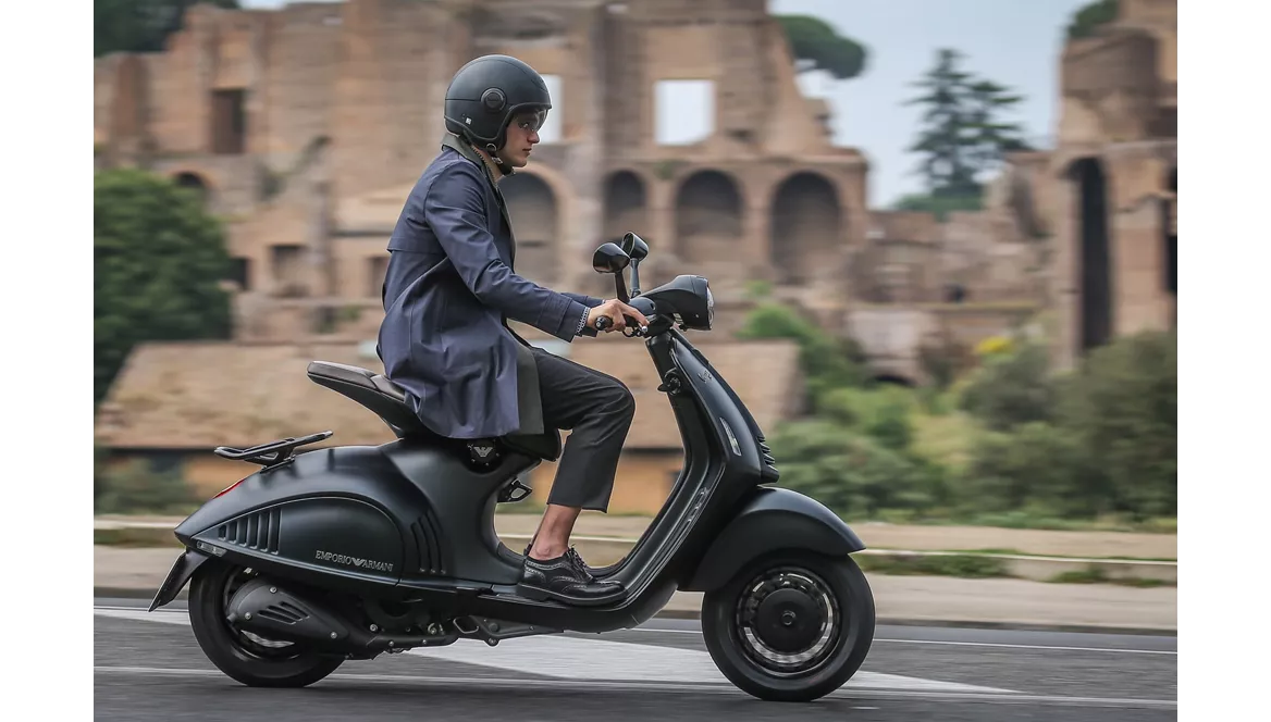 Vespa 946 125ie 3V EMPORIO ARMANI 2015 Vespa 946 125ie 3V EMPORIO ARMANI 2015