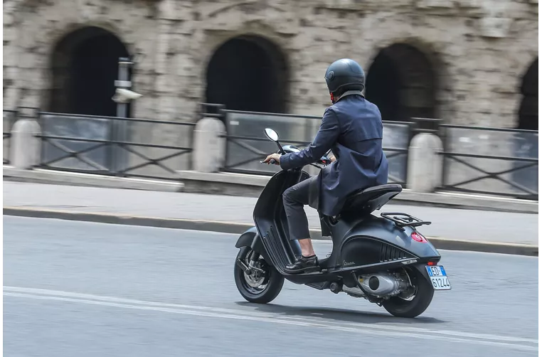 Vespa 946 125ie 3V EMPORIO ARMANI 2015 Vespa 946 125ie 3V EMPORIO ARMANI 2015