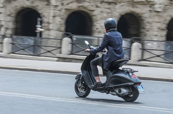 Vespa 946 125ie 3V EMPORIO ARMANI 2015 - Bild 4