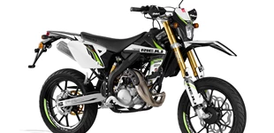 Rieju MRT SM Pro 50 2015 vs Derbi Senda DRD Racing 50 SM 2018 Rieju MRT SM Pro 50 2015 vs Derbi Senda DRD Racing 50 SM 2018