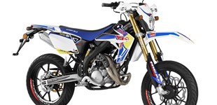 Rieju Marathon 125 Supermoto 2014 vs Rieju MRT Freejump 125 Supermoto 2015
