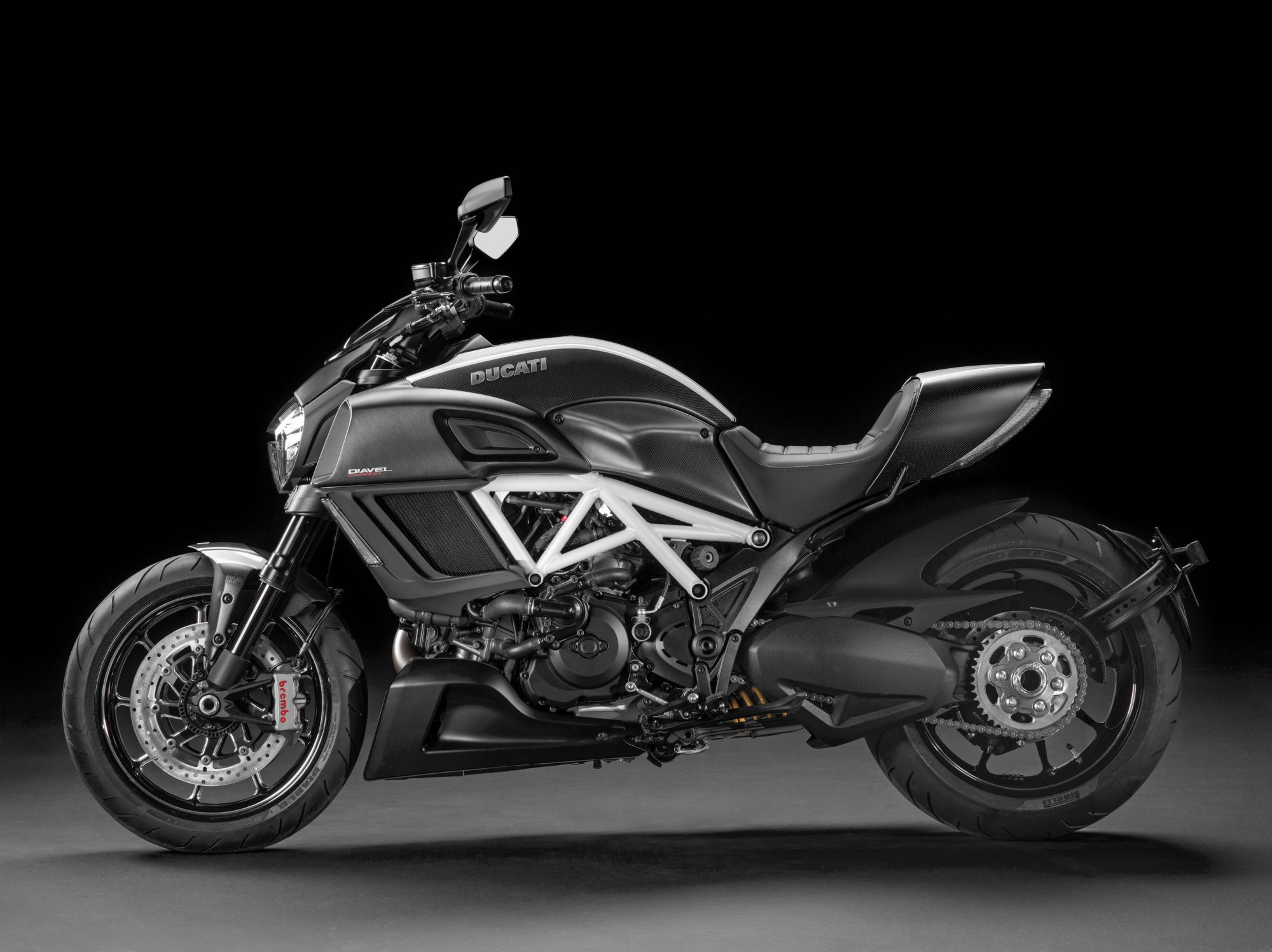 Motorrad Vergleich Ducati Diavel 1260 S 2022 vs. Ducati Diavel Carbon 2015