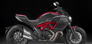Ducati Diavel Carbon 2015 vs Kawasaki ER-6n 2016