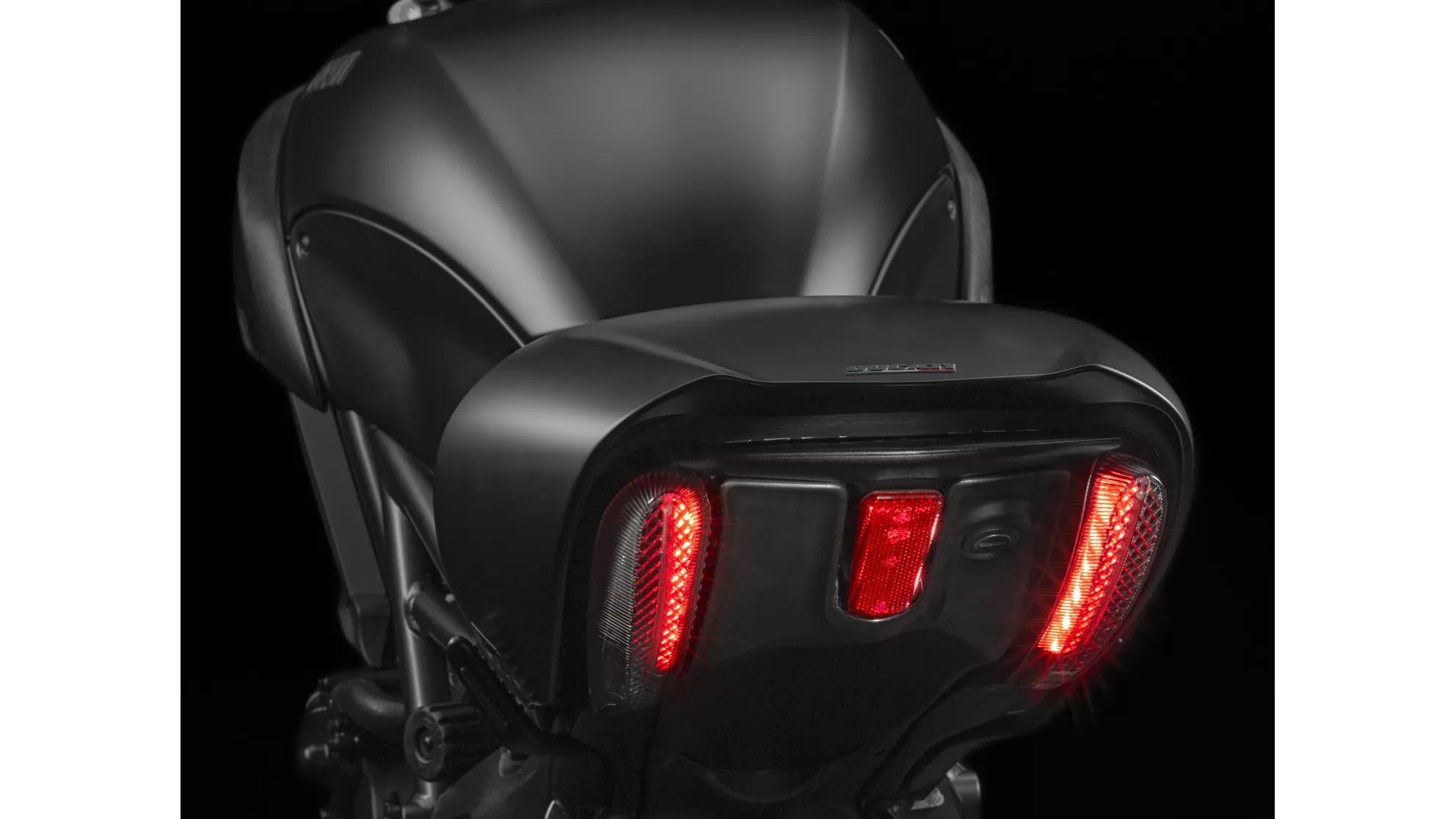 Ducati Diavel 1200 Dark - Image 7 Ducati Diavel 1200 Dark - Image 7