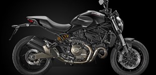Ducati SuperSport S 2017 vs Ducati Monster 821 Dark 2015