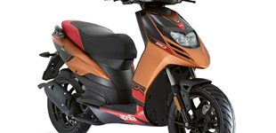Aprilia SR 125 Motard 2015 vs Vespa GTS 125 2011 Aprilia SR 125 Motard 2015 vs Vespa GTS 125 2011