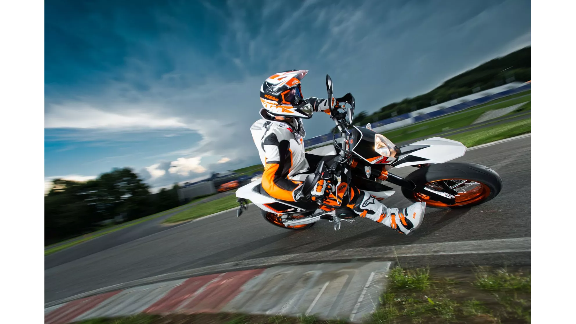 KTM 690 SMC R - Image 1 KTM 690 SMC R - Image 1
