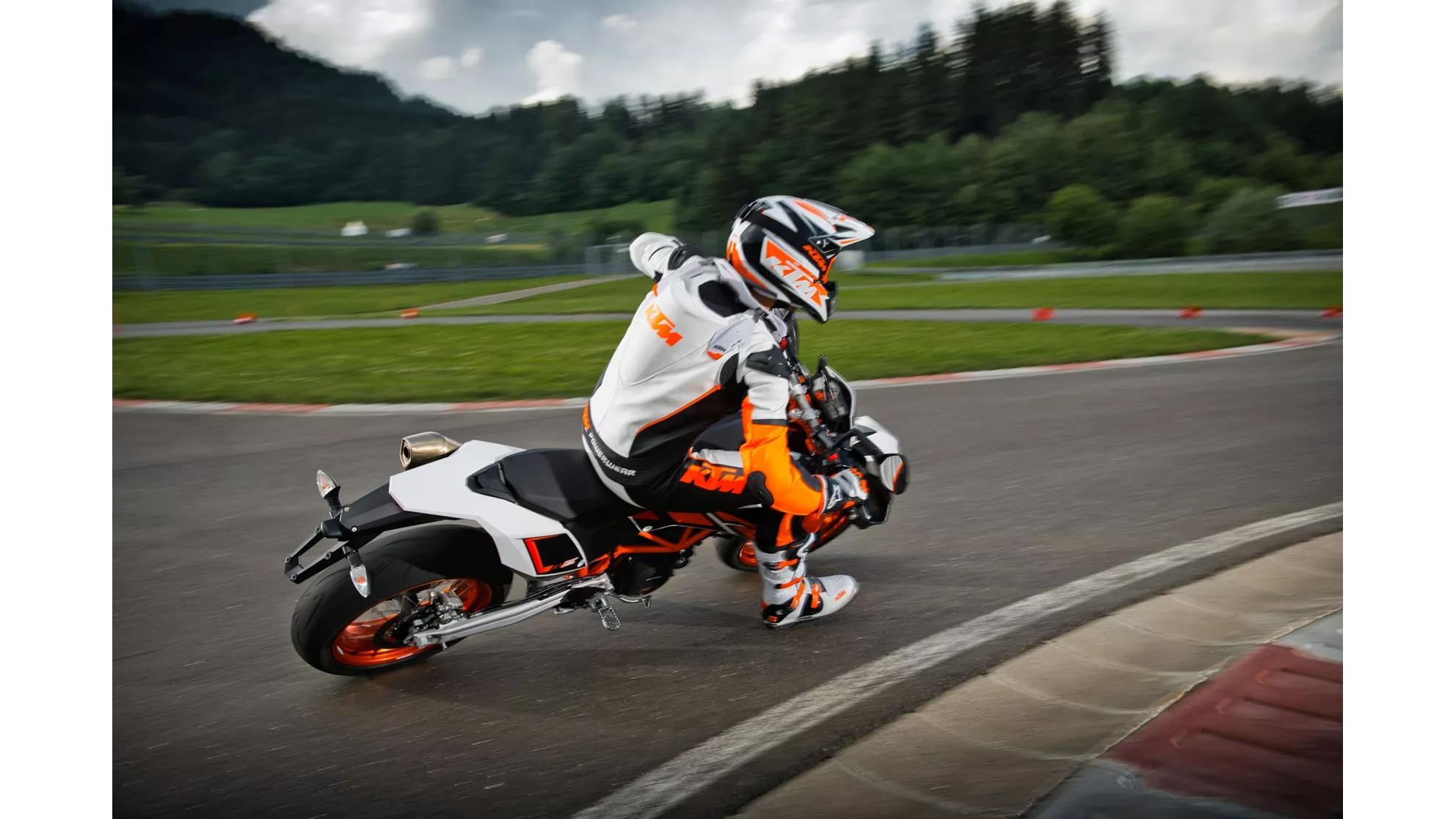 KTM 690 SMC R - Image 4 KTM 690 SMC R - Image 4