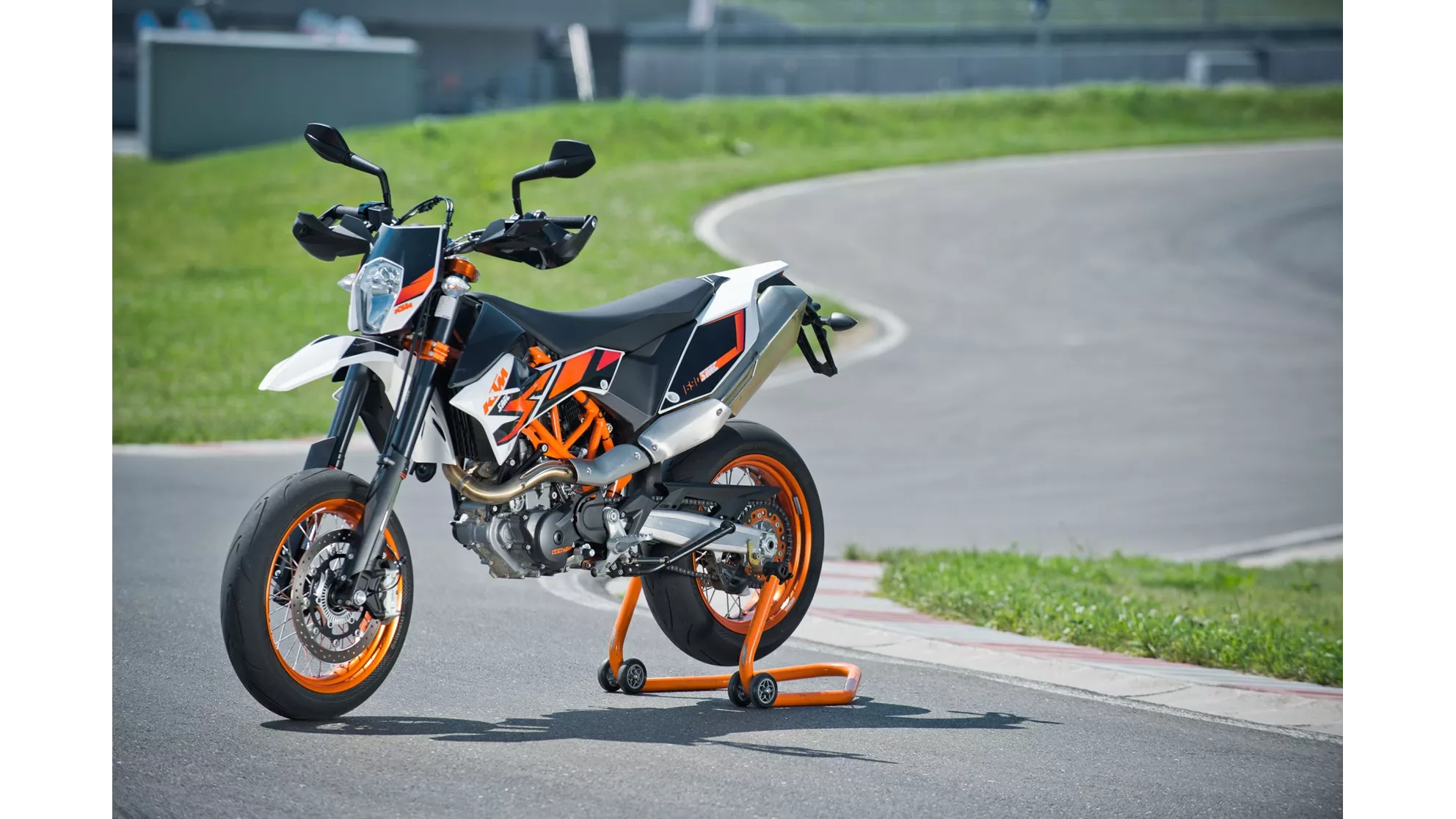 KTM 690 SMC R - Image 6 KTM 690 SMC R - Image 6