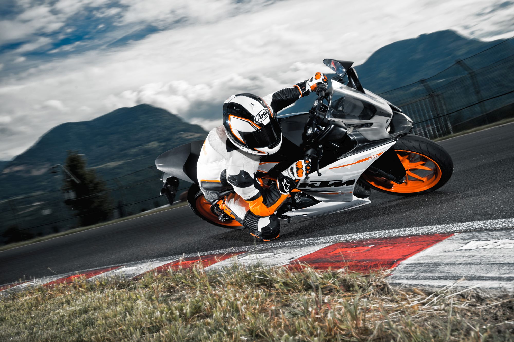 Motorrad Vergleich Ktm Rc 390 2016 Vs Ducati Panigale V4 S 2021