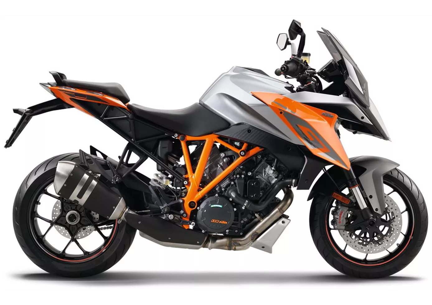 KTM 1290 Super Duke GT 2016 vs Yamaha MT-10 2023