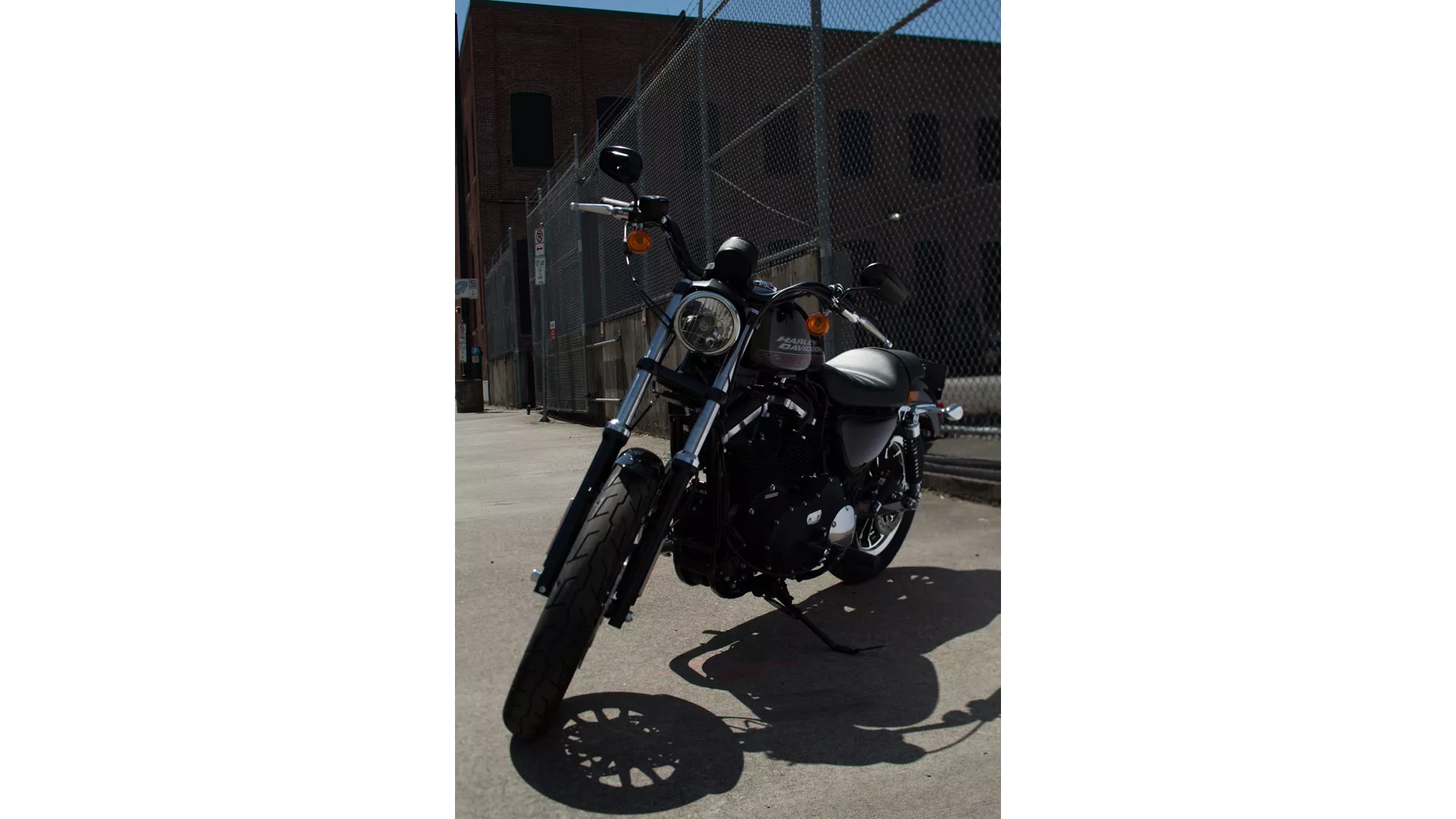 Harley-Davidson Sportster XL 883 R Roadster - Obrázek 2