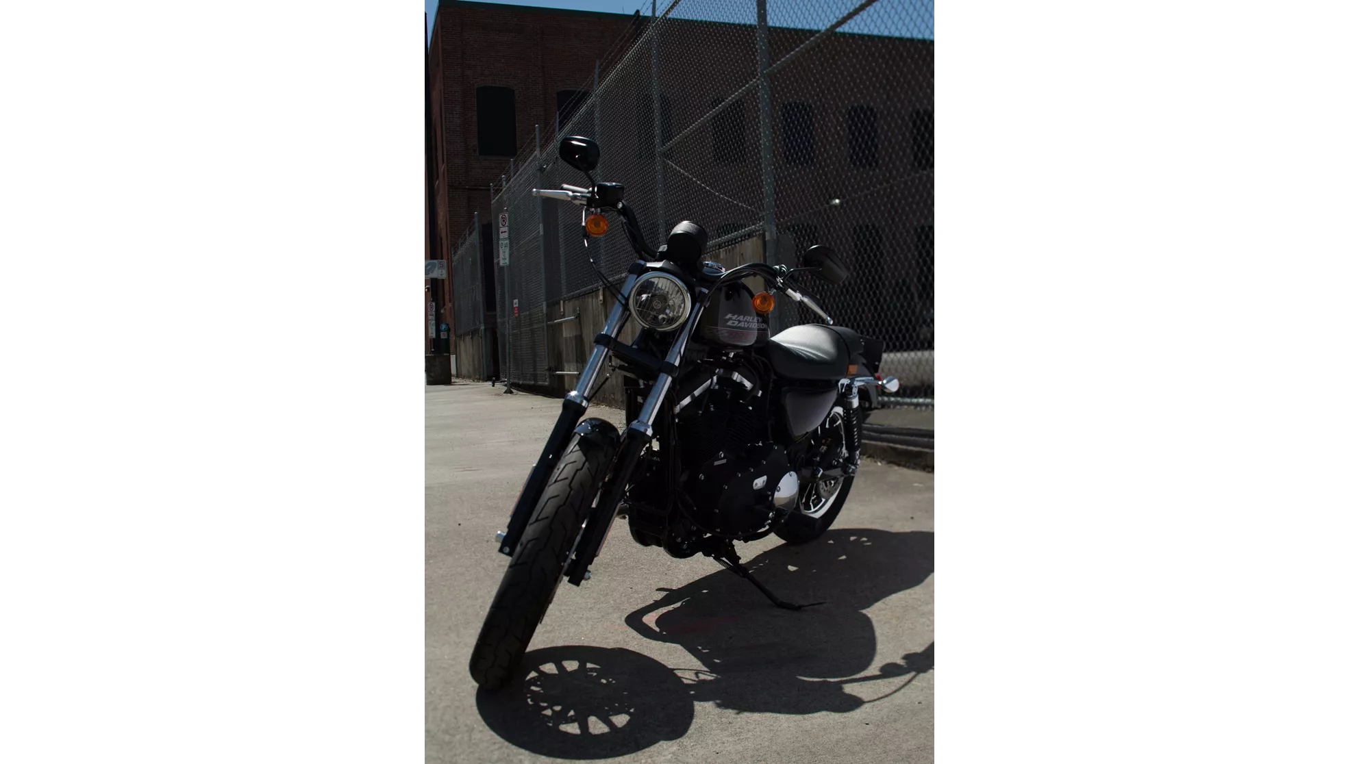 Harley-Davidson Sportster XL 883 R Roadster - Image 2 Harley-Davidson Sportster XL 883 R Roadster - Image 2