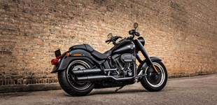 Harley-Davidson Softail Deluxe FLDE 2018 vs Harley-Davidson Softail Fat Boy S 2016
