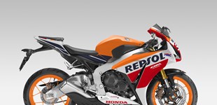 Honda CBR1000RR Fireblade 2016 vs Suzuki GSX-R 1000 R 2018