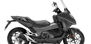 Honda Integra 2016 vs BMW C 400 GT 2020