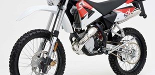 Derbi Senda DRD Pro 50 SM 2013 vs Beeline Enduro SX 2016