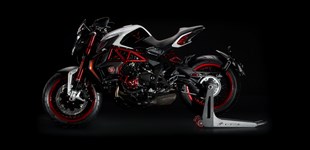 MV Agusta Brutale 800 RR LH44 Dragster 2016 vs Ducati SuperSport 950 S 2022