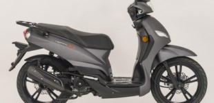 Peugeot Tweet 125 RS 2016 vs Peugeot Speedfight 3 R 2009