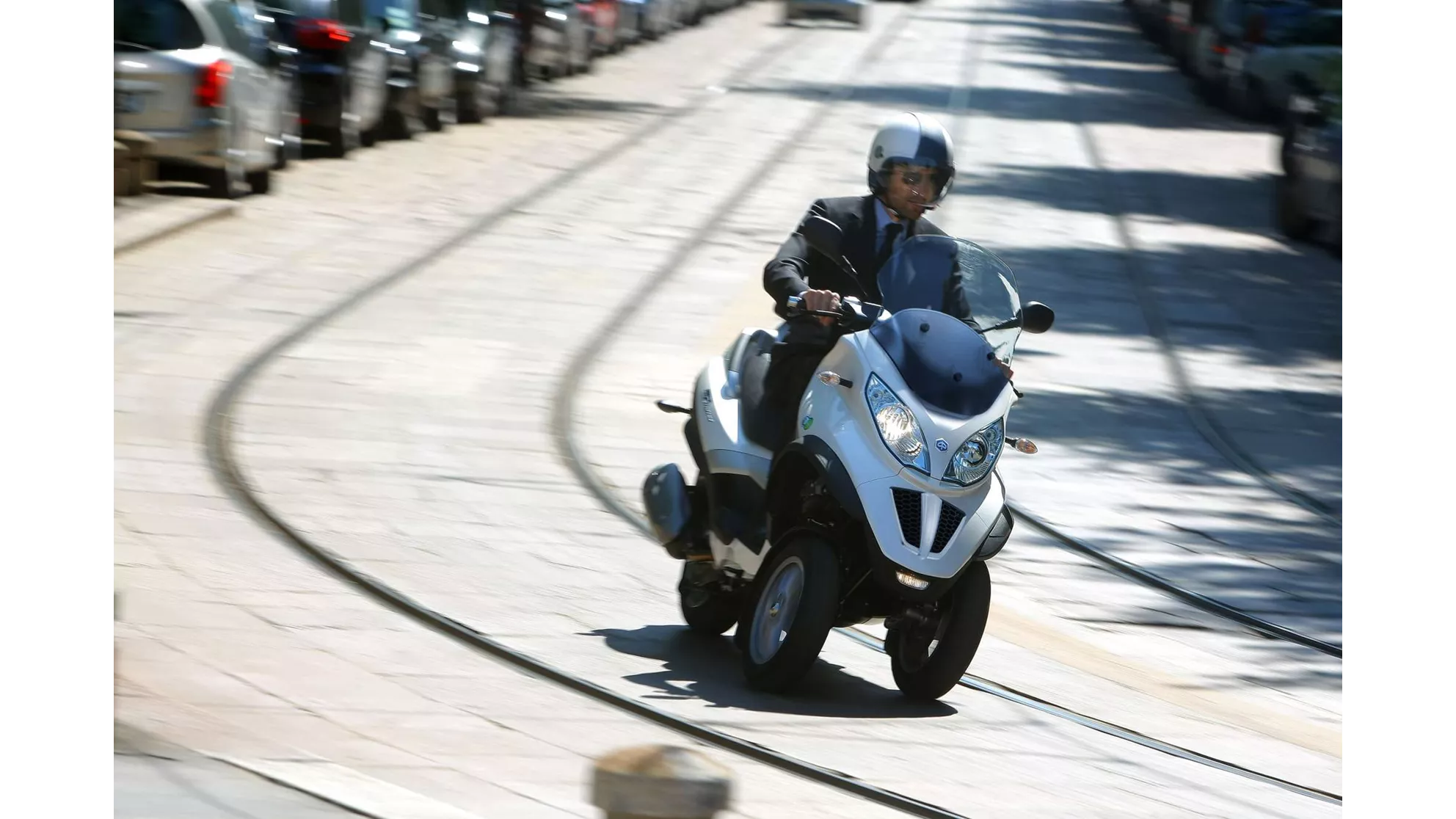 Piaggio MP3 Hybrid 300 LT - Image 3 Piaggio MP3 Hybrid 300 LT - Image 3