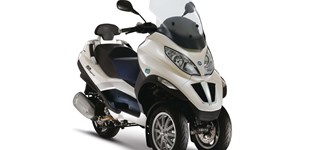 Piaggio MP3 Hybrid 300 LT 2016 vs Piaggio MP3 LT 400 2010