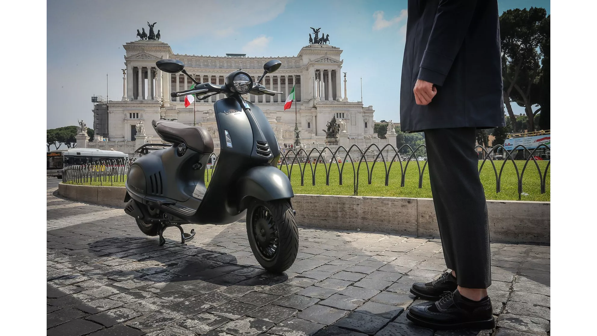 Vespa 946 125ie 3V EMPORIO ARMANI - Image 1 Vespa 946 125ie 3V EMPORIO ARMANI - Image 1