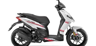 Derbi Variant Sport 125 4T 2V 2016 vs Honda SH150i 2017