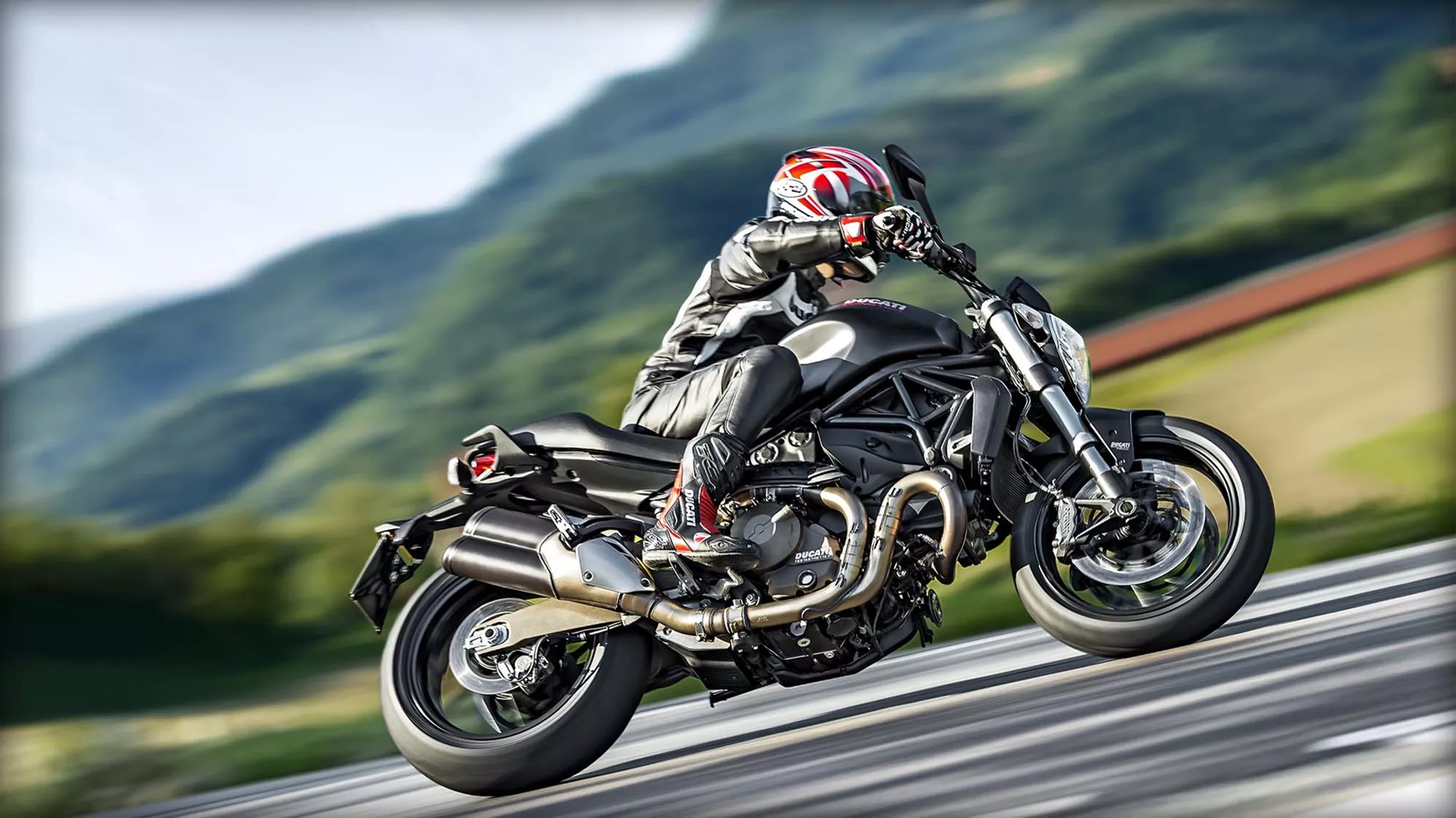 Ducati Monster 821 Dark - Image 12 Ducati Monster 821 Dark - Image 12