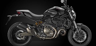 Triumph Speed Triple 1200 RS 2023 vs Ducati Monster 821 Dark 2016