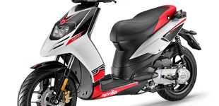 Aprilia SR 50 Motard 2016 vs BMW K 1200 LT 2009