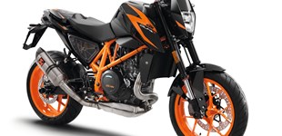 Honda CBR1000RR-R Fireblade SP 2023 vs KTM 690 Duke R 2017