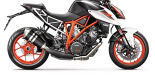 KTM 1290 Super Duke R 2017 vs Aprilia Tuono V4 1100 Factory 2015