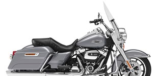 Harley-Davidson Road King Classic FLHRC 2015 vs Harley-Davidson Touring Road King FLHR 2017