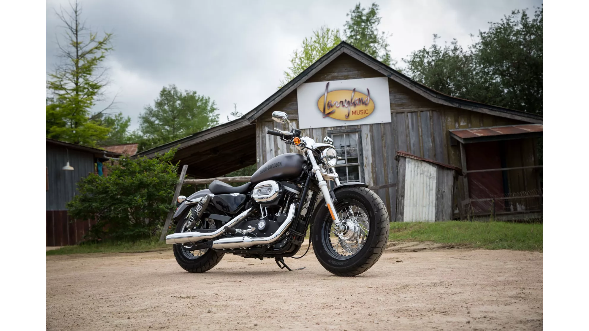 Harley-Davidson Sportster XL 1200C Custom - Image 2 Harley-Davidson Sportster XL 1200C Custom - Image 2