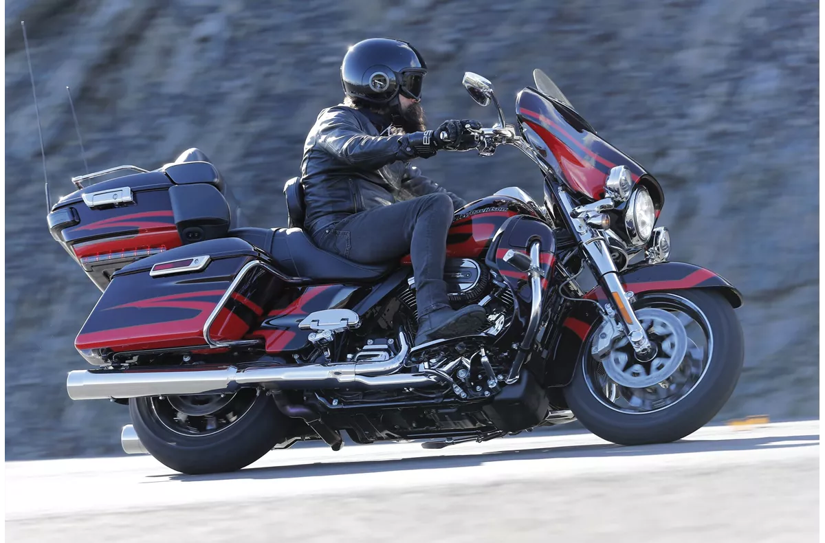 Harley-Davidson CVO Ultra Limited FLHTKSE Harley-Davidson CVO Ultra Limited FLHTKSE