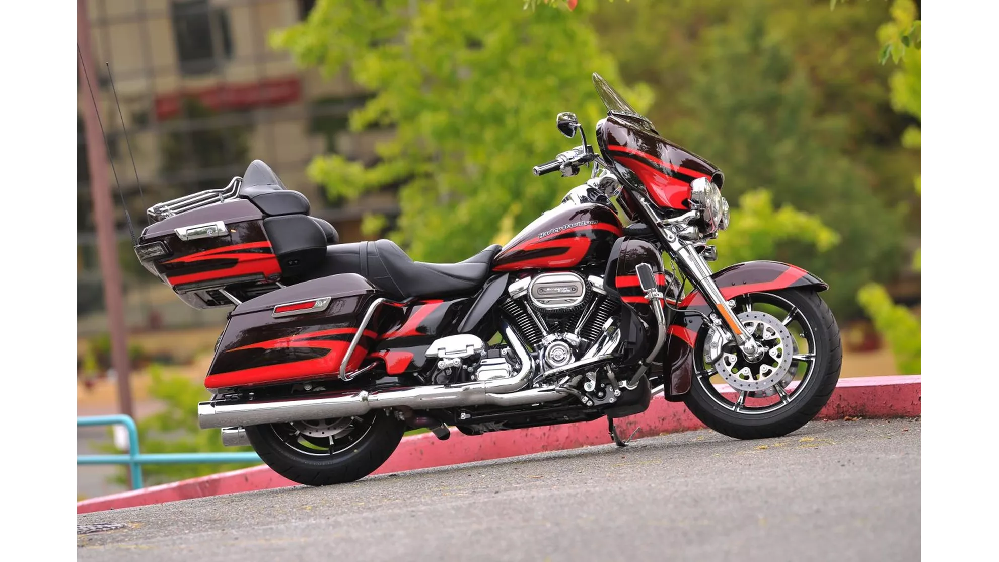 Harley-Davidson CVO Ultra Limited FLHTKSE - Image 2 Harley-Davidson CVO Ultra Limited FLHTKSE - Image 2