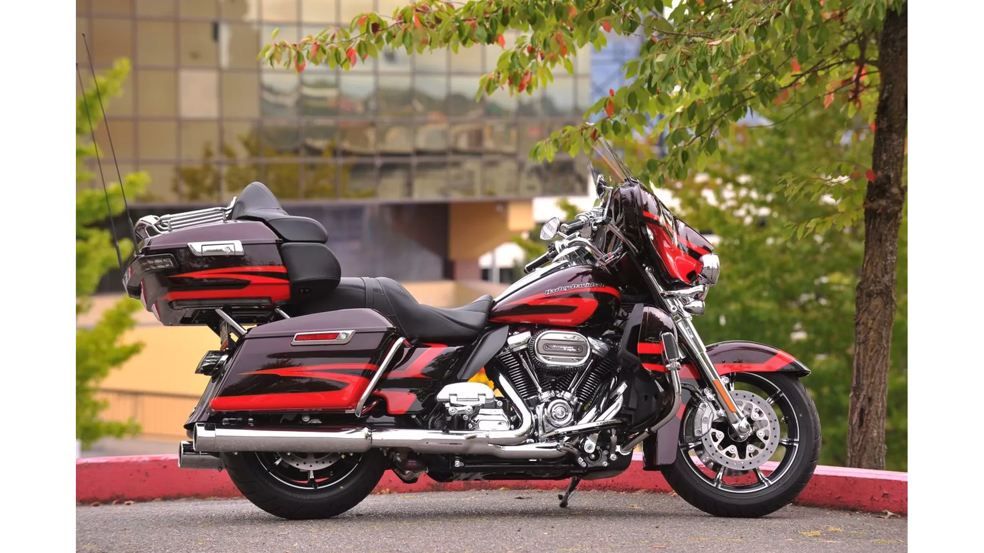 Harley-Davidson CVO Ultra Limited FLHTKSE - Image 4 Harley-Davidson CVO Ultra Limited FLHTKSE - Image 4