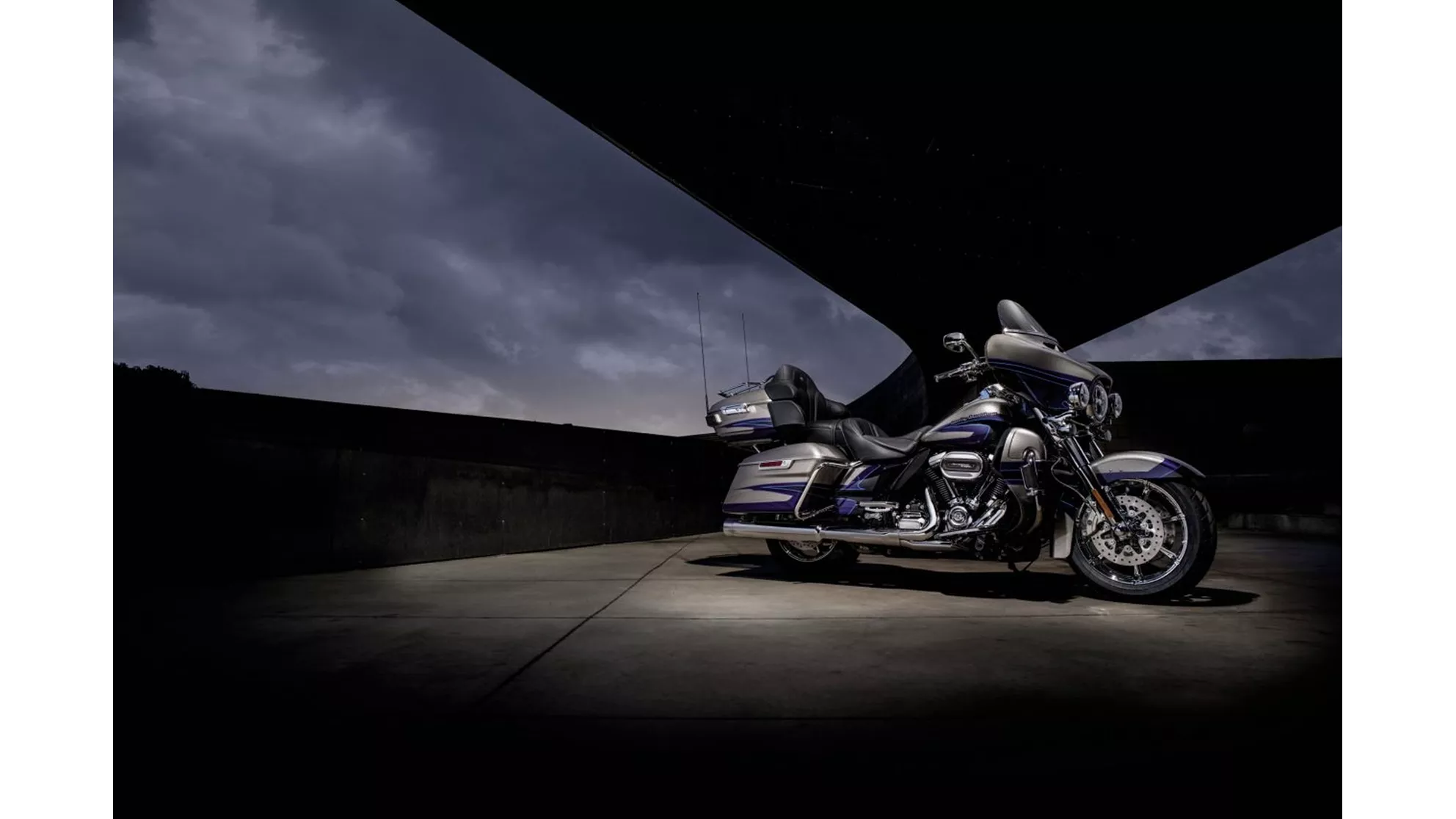 Harley-Davidson CVO Ultra Limited FLHTKSE - Image 7 Harley-Davidson CVO Ultra Limited FLHTKSE - Image 7