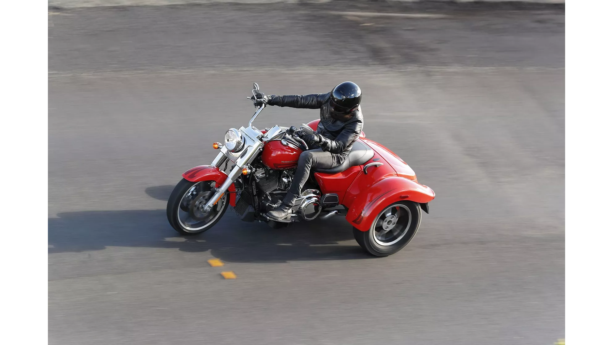Harley-Davidson Tri Glide Ultra Classic FLHTCUTG - Obrázok 11