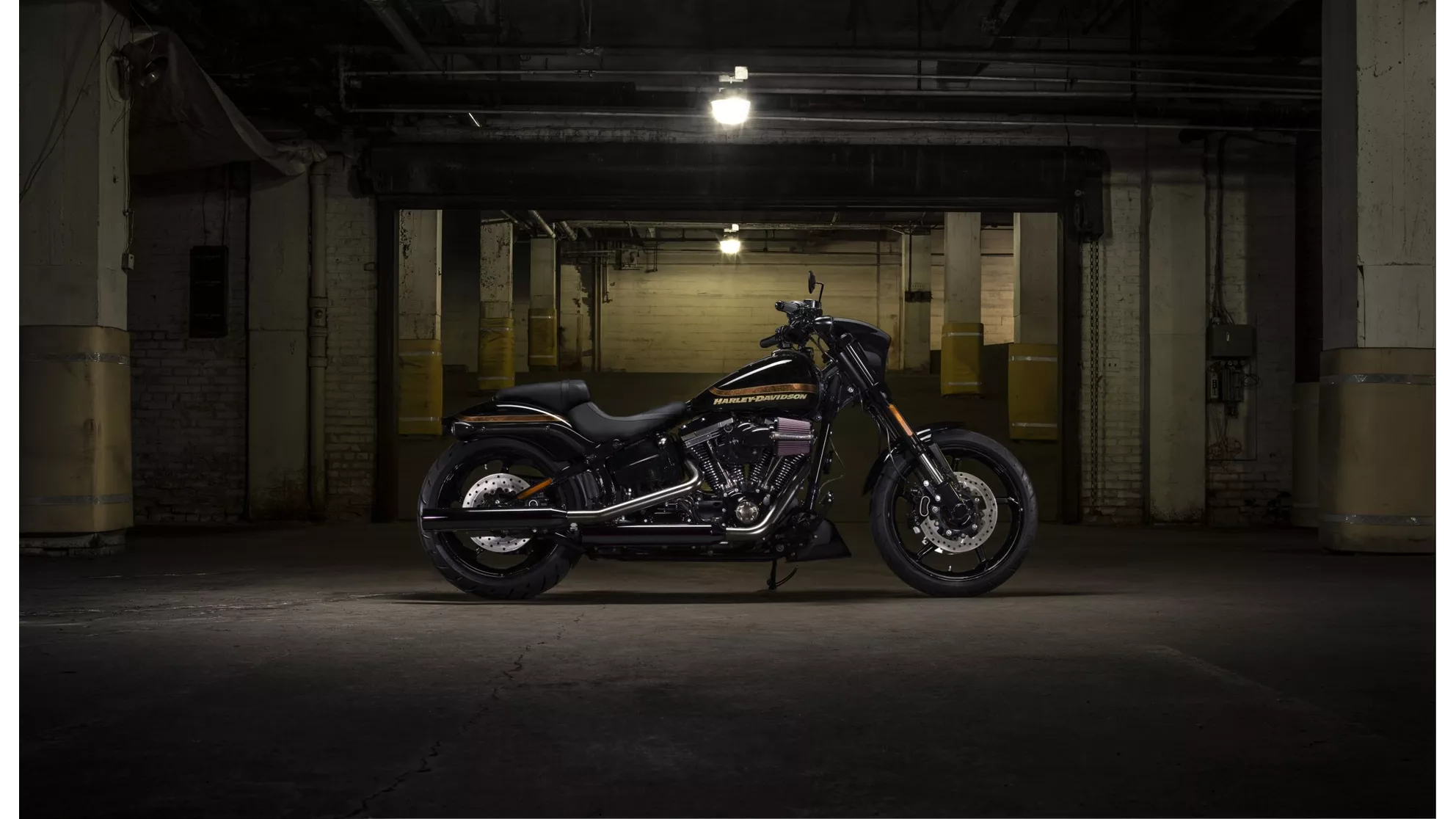 Harley-Davidson CVO Pro Street Breakout FXSE - Obrázok 1