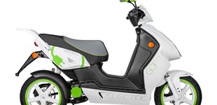 Govecs GO! S2.4 2017 vs Peugeot Tweet 50 2020