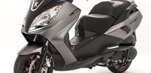 Peugeot Satelis 2 400 RS 2017 vs Honda SW-T 400 2014