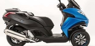 Piaggio MP3 300 Sport 2021 vs Peugeot Metropolis 400 Blue Line 2017