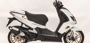 Beta RR 50 Motard Sport 2022 vs Peugeot Speedfight 50 Pure 2017