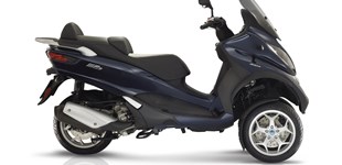 Piaggio MP3 300 ie Sport 2017 vs Benelli TRK 502 2017