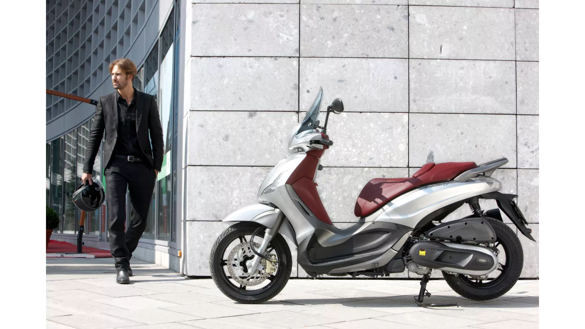 Piaggio Beverly 350ie Sport Touring - Image 1 Piaggio Beverly 350ie Sport Touring - Image 1