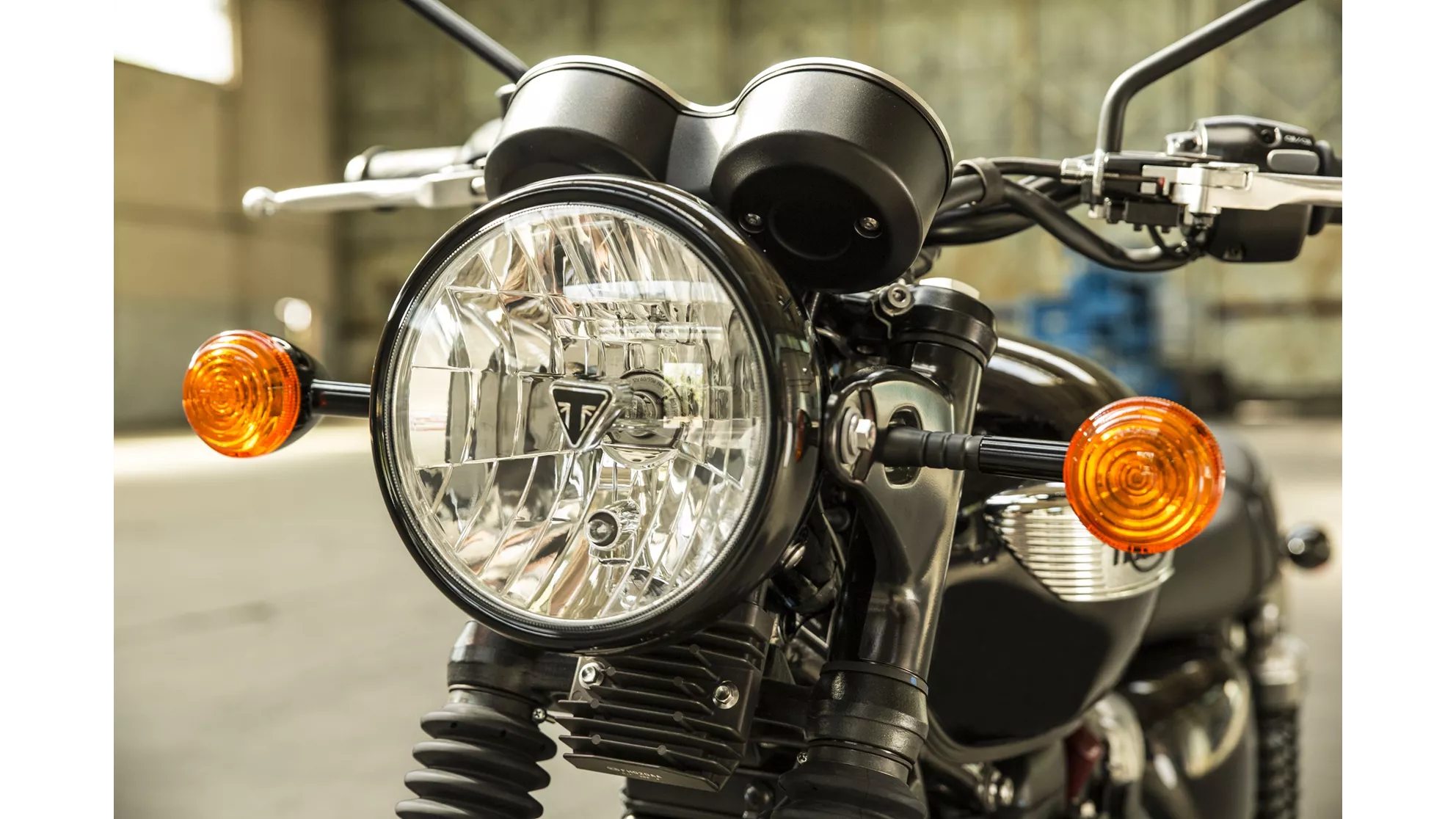 Triumph Bonneville T100 Black - Image 15 Triumph Bonneville T100 Black - Image 15