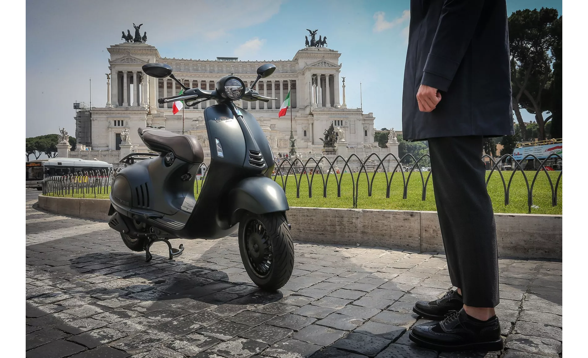 Vespa 946 125ie 3V EMPORIO ARMANI 2017 Vespa 946 125ie 3V EMPORIO ARMANI 2017