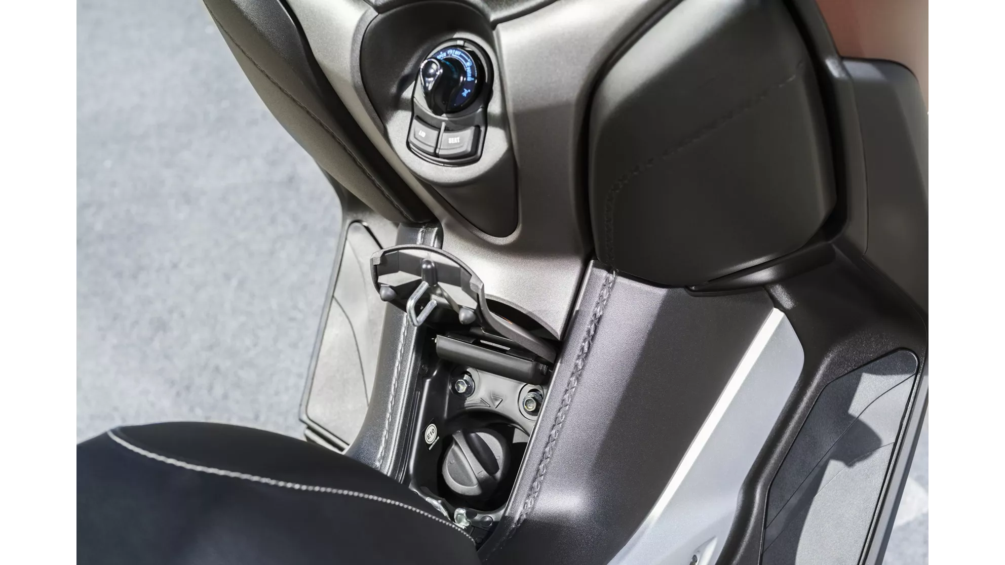 Yamaha XMAX 300 - Image 14 Yamaha XMAX 300 - Image 14